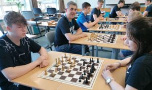 pr-Jahresabschluss-bei-der-Schach-AG-2023-06-20-sg-300×178